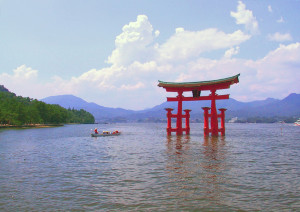 Itsukushima torii distance 300x212